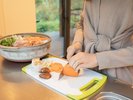 緑をバックに