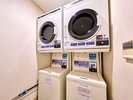 コインランドリーは2階に設置されています。30分100円
