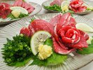 彩りも美しい熊本名物の馬刺し