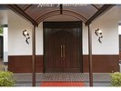 【ホテル棟エントランス】洋館入口、クラシカルな大きな扉が特徴的です。