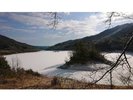 【敷地内からの景観】冬の湖畔 湖に氷が張った光景