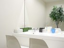 貸切風呂の共有パウダールーム。女性にも嬉しい大きな化粧鏡、イオンドライヤー等などご用意しています。