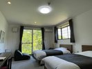 【VIP-3 洋室ツイン1階】山や湖のほとりが眺める部屋です。