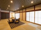 【紅葉の部屋】(離れ)室内から湖、山、空の景色が楽しめます