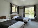 【VIP-2 洋室ツイン1階】山や湖のほとりが眺める部屋です。