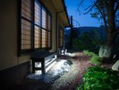 【紅葉の部屋】(離れ)外夕暮れ時