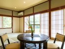 【桃の部屋】(離れ)和風モダンなしつらえの、風情のあるお部屋です。