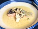 信州サーモンを低温調理でフワッと焼き上げ、白ワイン・バター・坂の骨から取った出汁のソースをかけた一品