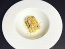 焼きナスとアボガドをクリーム状のホワイトバルサミコで和え、自家製のトマトフルーツソースをかけた一品。