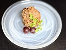 エスプレッソパウダーでブラウニーを作り、その上にイタリア産の栗と小布施の栗とホワイトチョコをMIX!
