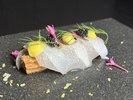 レモンでしめた秋刀魚とペーストにした肝をマリネし、シナモンたっぷりのチョロスで挟んだ一品。
