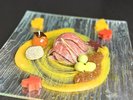 信州牛を焼き上げ、トリュフと玉ねぎのソース・カボチャのソースをお好みで楽しめる一品。