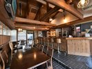 当館エントランス横にあるテナント縁、落ち着いた木のぬくもりを感じられる店内です