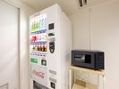 【館内設備 自動販売機と電子レンジ】