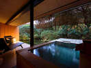 【和洋室露天風呂付　70平米】プライベートに温泉を満喫できる客室露天風呂。