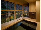 【迎賓館　花富貴】客室露天風呂。夜の湯浴みも風情があります。