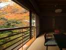 【和洋室　70平米】秋は鮮やかな紅葉をお部屋から眺められます。