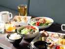 バランスよく盛り付けた朝食の一例。朝からしっかりエネルギーチャージ。