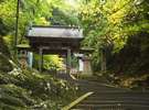 清水寺 駐車場を出てしばらく石段を登ると最初に出会う門