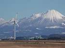風車と大山 雪をかぶった大山と晴れ上がった空がとってもきれいです