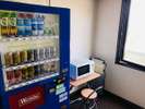 自販機、電子レンジ、ズボンプレッサーを2階エレベーター出入口正面にご用意しております