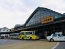 安来駅 イエローバスや足立美術館シャトルバスなど 乗降客でにぎやかです