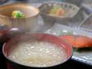 【朝食】昔から胃腸に良いとされる湯壺粥。