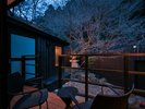 椿館【渓月】中庭で湯上り、上質な時間を