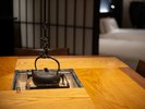 椿館【夕照】客室ダイニングでお食事をお楽しみください