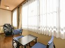 本館和室【相生】広い窓とマッサージチェアが人気のお部屋です。