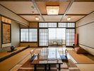 本館和室【相生】広い窓とマッサージチェアが人気のお部屋です。