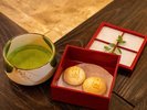 椿館ではご到着時にお呈茶のサービスがございます。(17時30分まで)