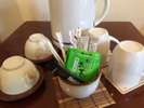 お部屋にはお茶やインスタントコーヒーをご用意しております。(無料)
