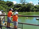 【沖縄こどもの国】手軽に釣り体験を楽しめるつりぼり。釣った魚は動物のごはんに(ホテルから車で約7分)