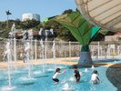 【沖縄こどもの国】夏は様々な仕掛けの水遊び、冬はブランコなどの遊具で楽しめる(ホテルから車で約7分)