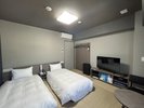 和風ツインルームです。家具、ベッド類が低く畳シートを用いております。ベッド幅100cm×195cmです。