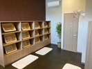 脱衣所も広々としており、18個の棚をご用意しております♪