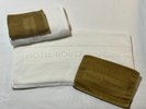 お部屋には、バスタオルとフェイスタオルをご用意しております。