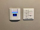 客室の電源は、ルームキーを差し込むと入ります。