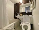 ユニットバスには、温水便座も備え付けです。