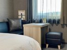 机とソファがあり、ゆったりとお過ごしいただけます。