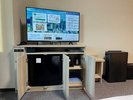 テレビ台の下には、冷蔵庫や電子ケトル、甚平などが入っています。