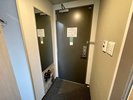 入口には、全身鏡があります。ご出発前に身だしなみチェックも行えます。