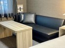 セミダブルルームはソファや机も大きなサイズでご用意しております。