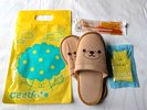 お子様用アメニティセット可愛い動物たちのスリッパ、歯ブラシ、スポンジがセットになっています。