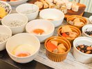 【朝食】温泉卵はそのまま食べても、トッピングにも