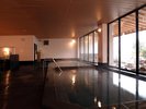 内風呂:窓が大きく、湯船から開放感を楽しめます!旅の疲れを、ゆったりとした空間でくつろげます♪