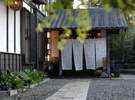 落ち着いた佇まいでお迎えする本館丸一の玄関