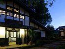 夜の灯りに包まれる蔵の湯への入口