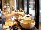 読書で夜更かしした後は、ホテルの朝食で目を覚ましませんか?